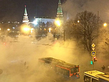 Троллейбус провалился в яму от прорыва теплотрассы у Кремля