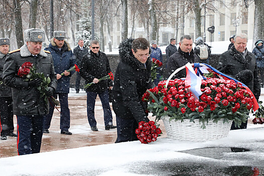 Глеб Никитин возложил цветы к Вечному огню в Нижегородском кремле в честь Дня Героев Отечества