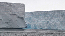 Опубликованы первые аэрофотоснимки гигантского айсберга в Антарктиде
