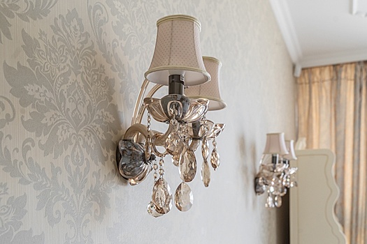 Бра в спальню: как выбрать, где разместить и на какой высоте повесить настенные светильники