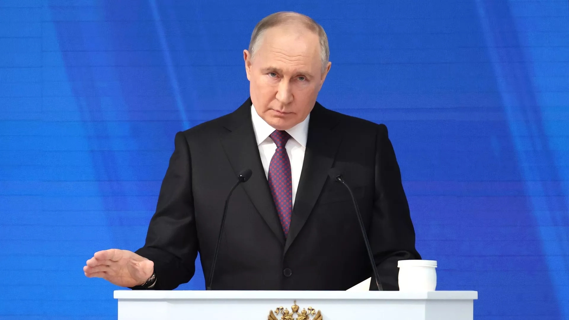 Путин прибыл в свой избирательный штаб в Гостином Дворе