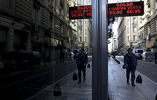 ЦБ Аргентины на фоне падения нацвалюты ограничил кредиты в песо крупным экспортерам
