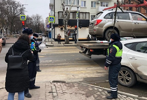 Сегодня во время рейда ростовские полицейские отправили на штрафстоянку больше 10 машин