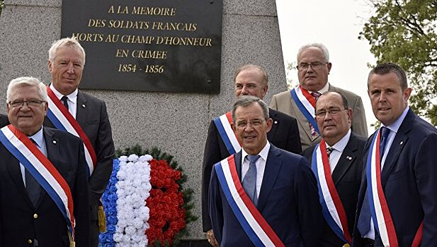 Мединский расскажет послу Франции о французском кладбище в Севастополе