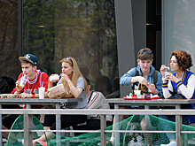 Посетительница McDonald`s громко слушала Лободу в наушниках. Теперь компанию хотят засудить на 260 тысяч рублей
