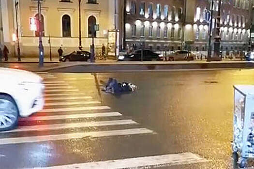 В центре Петербурга таксист задавил насмерть пьяную девушку на дороге