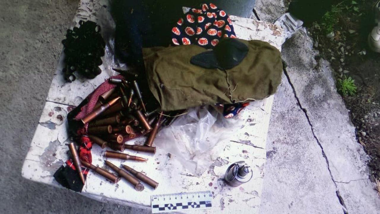 Полиция Северной Осетии изъяла патроны и взрывное устройство из схрона в опоре кровли частного дома