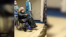 Видео с разъезжающим в коляске по госпиталю Ефремовым появилось в Сети