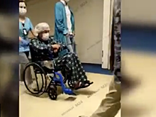Видео с разъезжающим в коляске по госпиталю Ефремовым появилось в Сети