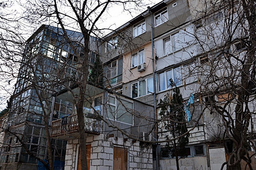 В Ялте решили заменить трубы в доме, откуда надо переселять людей