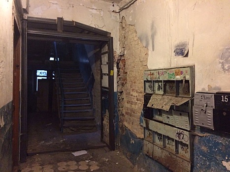 В центре Ростова дом разваливается на части, но жильцов не могут переселить из аварийного здания