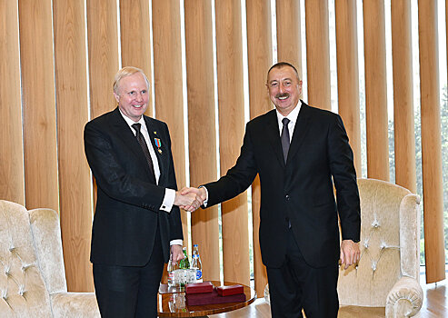 Президент Азербайджана наградил Роберта Дадли орденом "Достлуг"