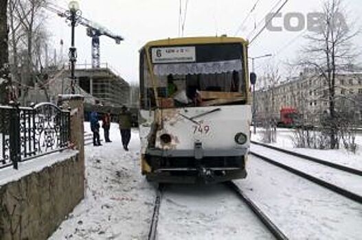 В Екатеринбурге большегруз с кирпичами встретился с трамваем