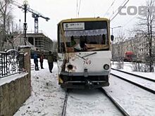 В Екатеринбурге большегруз с кирпичами встретился с трамваем