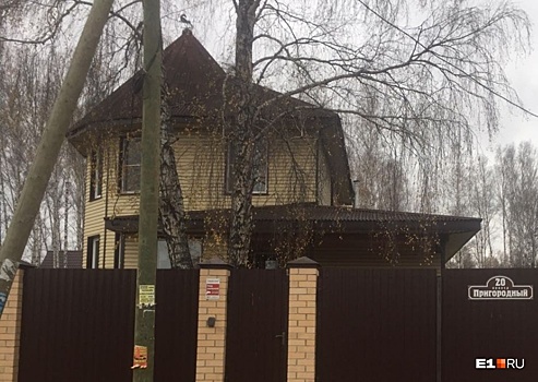Суд признал незаконным расширение свалки, из-за которой могли снести коттеджи под Екатеринбургом