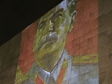 "Я вернусь": на зданиях Москвы появились портреты Сталина