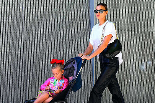 Супермодель Ирина Шейк в облегающих шортах забрала дочь из школы