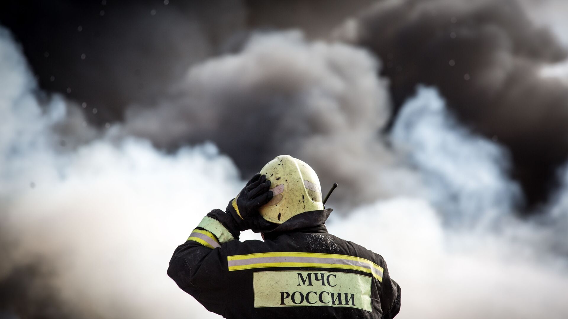 Площадь пожара на заводе в Мурманске выросла вдвое