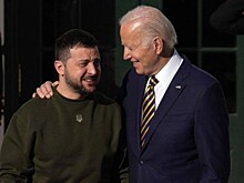 РИА Новости: Вашингтон бьет по Зеленскому, откладывая военную помощь Киеву
