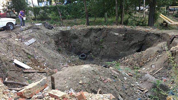 «Падают собаки, дети, и скоро осыплется парковка»: В Заводском районе жители жалуются на опасный котлован