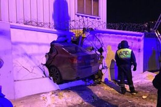 В Санкт-Петербурге водитель Lexus влетел в бетонный забор