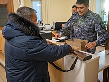 Спикер ямальского парламента Сергей Ямкин передал свое ружье участникам СВО
