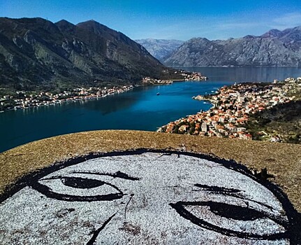 Художник Sad Face нарисовал грустное лицо на памятнике ЮНЕСКО