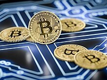 Стоимость биткоина упала на семь процентов