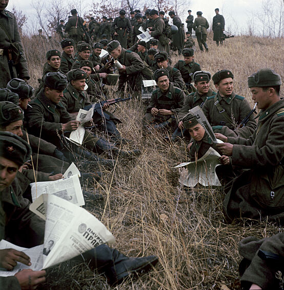 Дальневосточные пограничники на привале во время учений, 1969.