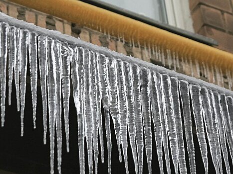 Эксперт Бондарь: владельцу жилья грозит до двух лет тюрьмы за упавшую с балкона наледь