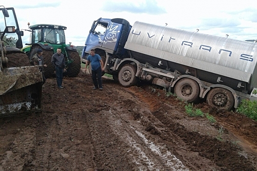 В осень - с грязью? Сельской дороге срочно нужен ремонт