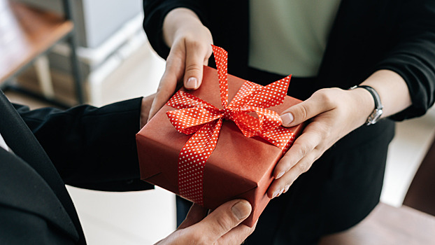 Что подарить коллегам на 23 Февраля: топ крутых идей для подарков