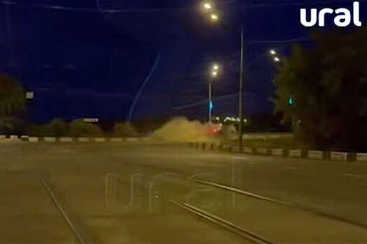 Mash: Lexus пробил ограждение моста и упал в воду в Нижнем Тагиле