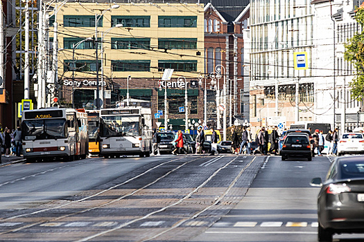 Авторазбор «Клопс»: считаются ли рельсы на Черняховского островком безопасности, если не успел перейти на зелёный