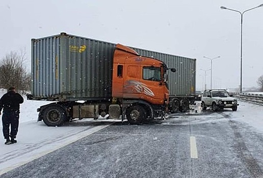 За Родниками «БМВ» устроила двойное ДТП с фурой и автобусом. Видео 