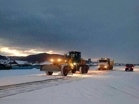 Почти 100 единиц спецтехники направили для расчистки региональных дорог