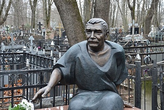 Памятник Армену Джигарханяну открыли на Ваганьковском кладбище в столице