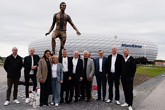 «Бавария» открыла памятник Францу Беккенбауэру перед домашним стадионом