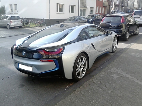 В Краснодаре разбили BMW i8 (видео)