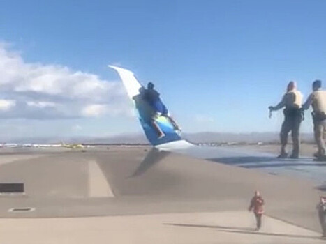 Мужчина залез на крыло самолёта в Лас-Вегасе