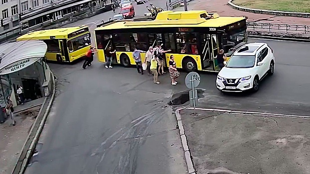 В Киеве толкали троллейбус и попали в ДТП: видео