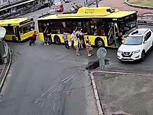 В Киеве толкали троллейбус и попали в ДТП: видео