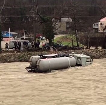 Под Геленджиком мужчины на КамАЗе для вывоза нечистот застряли в горной реке