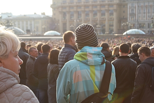 Участники столичного митинга в поддержку Петербурга убрали партийные флаги