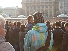 Участники столичного митинга в поддержку Петербурга убрали партийные флаги