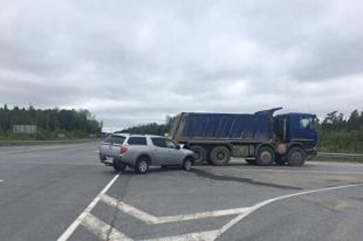 В Ханты-Мансийском районе внедорожник врезался в грузовик