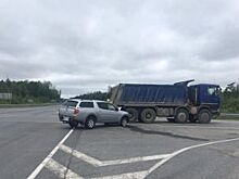 В Ханты-Мансийском районе внедорожник врезался в грузовик