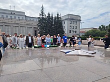 В Иркутске десятки людей почтили память детей – жертв войны в Донбассе