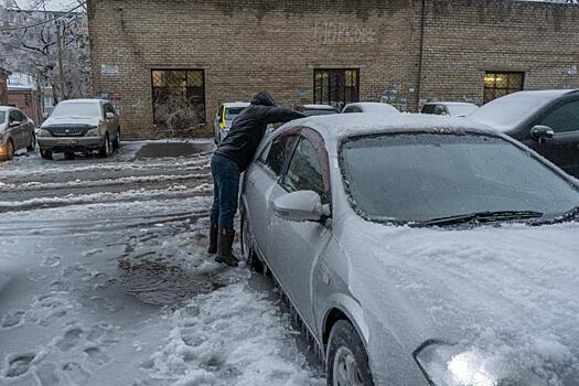 Снег, гололедные явления и снежный накат: Приморье остается во власти стихии
