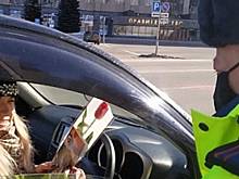 На Камчатке женщин-водителей поздравили сотрудники ГИБДД